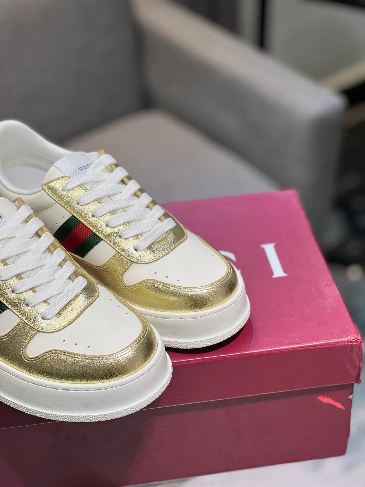 Men's men's shoes💰640 Gucci counter's latest couple's biscuit shoes‼ ️ 👑Purchasing agent level Gucci’s latest IP lightweight thick-soled white shoes can be put on your feet in seconds**4CM! ! Simple, easy to match and full of retro charm ~ the latest anti-counterfeiting cloth label on the tongue. And with electronic chip anti-counterfeiting.   The upper is made of imported environmentally friendly water-dyed calfskin, with a +1:1 fly-woven mesh surface to absorb sweat and an inner lining! Fly-knitted leather molded latex insole. Original IP lightweight outsole, one-piece injection molding, super comfortable and elastic, size: female 35−40 (female 41 customized)